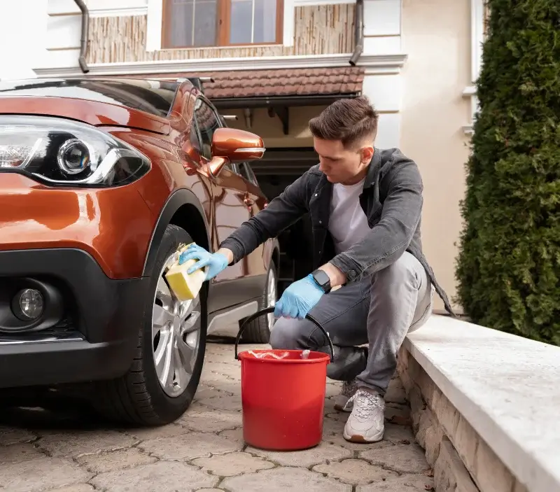 Lavage auto à domicile Bécheresse : professionnel intervenant sur un véhicule